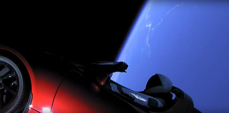 Starman w kosmosie (źródło: youtube.com/screenshot)