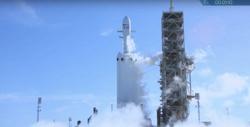 Falcon Heavy przygotowują się do startu (źródło: youtube.com/screenshot)  