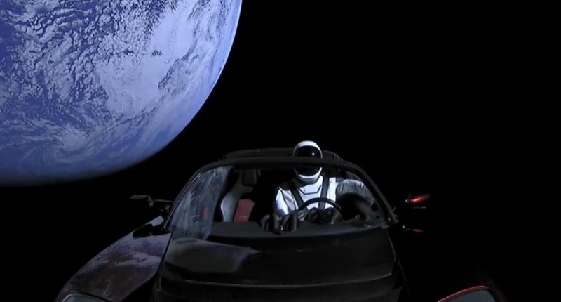 Starman w kosmosie (źródło: youtube.com/screenshot)  