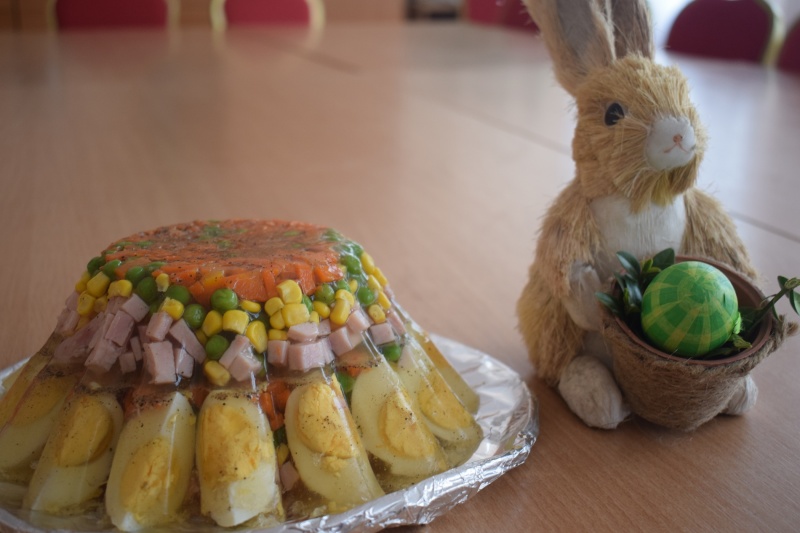 Wielkanocna babka z koperkową galaretą, szynką, jajkami oraz warzywami (fot. PJ)  
