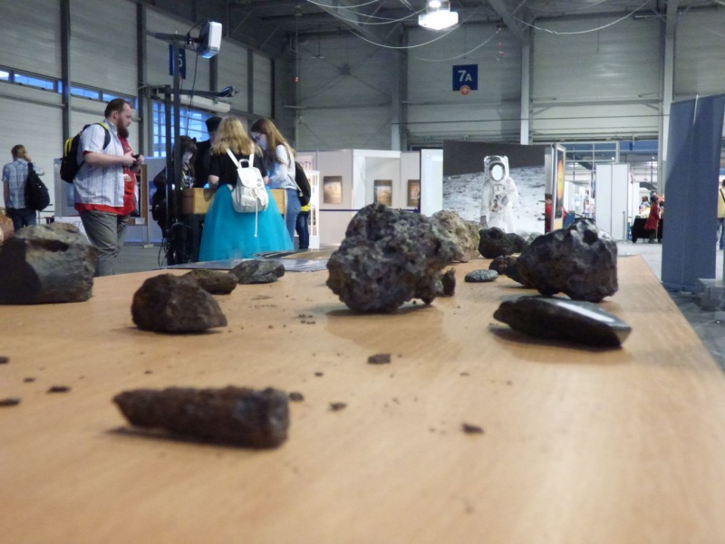 Pyrkon 2019 - Prawdziwe meteoryty. W dodatku można ich dotknąć! (fot. Małgosia Morawska)  