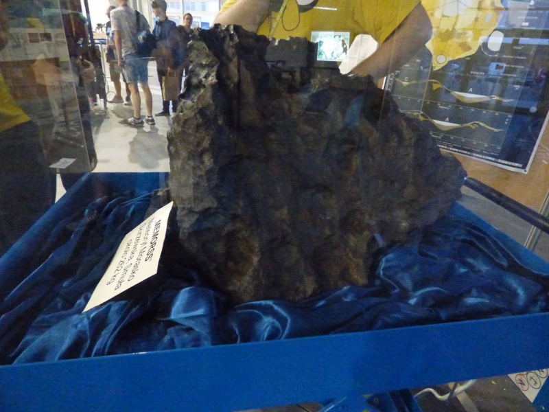 Pyrkon 2019 - Jeden z największych meteorytów jakie znaleziono (fot. Małgosia Morawska)  