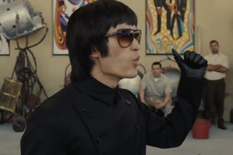 Aktor Mike Moh jako Bruce Lee w filmie "Pewnego razu w... Hollywood" (źródło: youtube.com)  