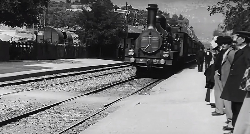 Kadr z filmu "Wjazd pociągu na stację La Ciotat" (źródło: youtube.com/screenshot)  