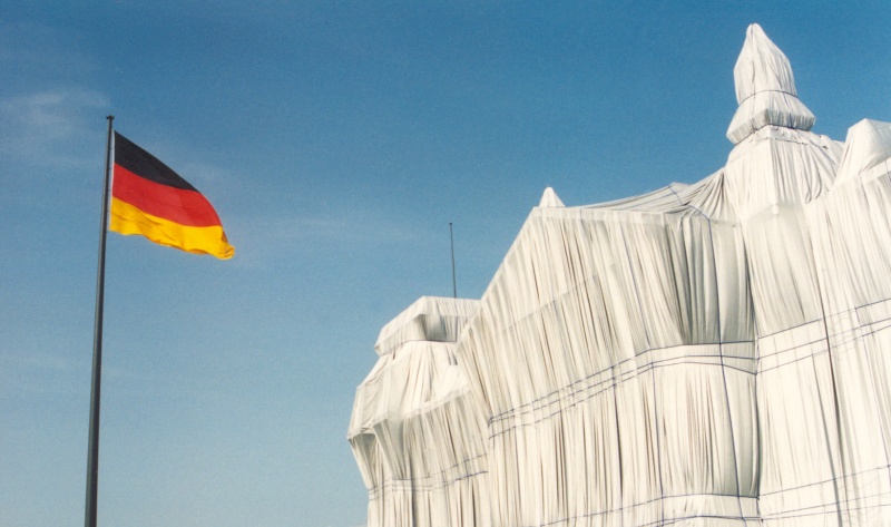 Opakowany Reichstag (źródło: wikimedia.org)  