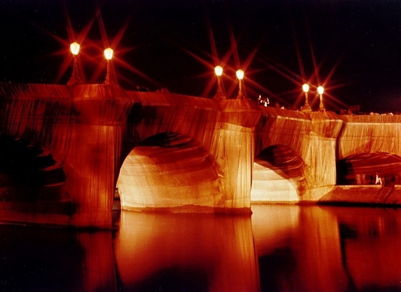 Opakowany most w Paryżu (źródło: wikimedia.org)  