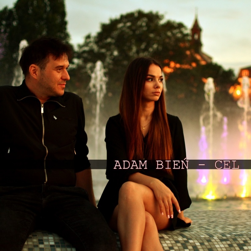 Adam Bień i występująca w teledysku do piosenki "Cel" Angelika Kałużna (materiały promocyjne)  