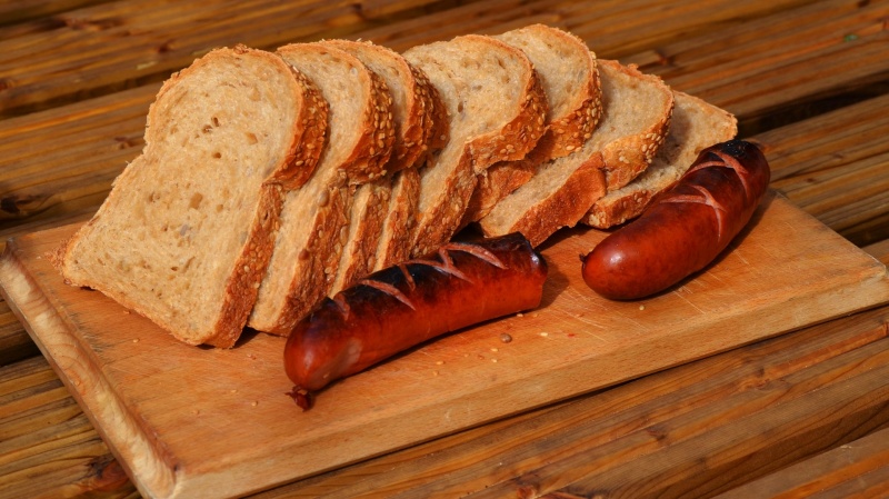 Chleb i kiełbasa (źródło: pxhere.com)
  