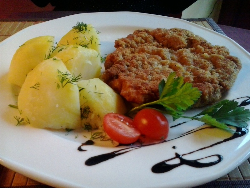 Schabowy, ziemniaki, pomidory (źródło: wikimedia.org)  