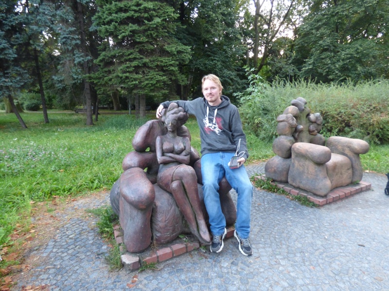Rzeźba "Oczekiwanie" w Parku Juliusz Słowackiego. Odpoczynek po kilkugodzinnym spacerze w towarzystwie miłej pni ;)  