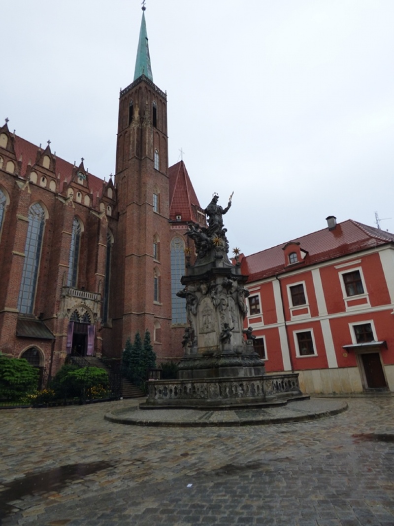 Pomnik św. Jana Nepomucena przed Kolegiatą pod wezwaniem Świętego Krzyża i Świętego Bartłomieja.
  