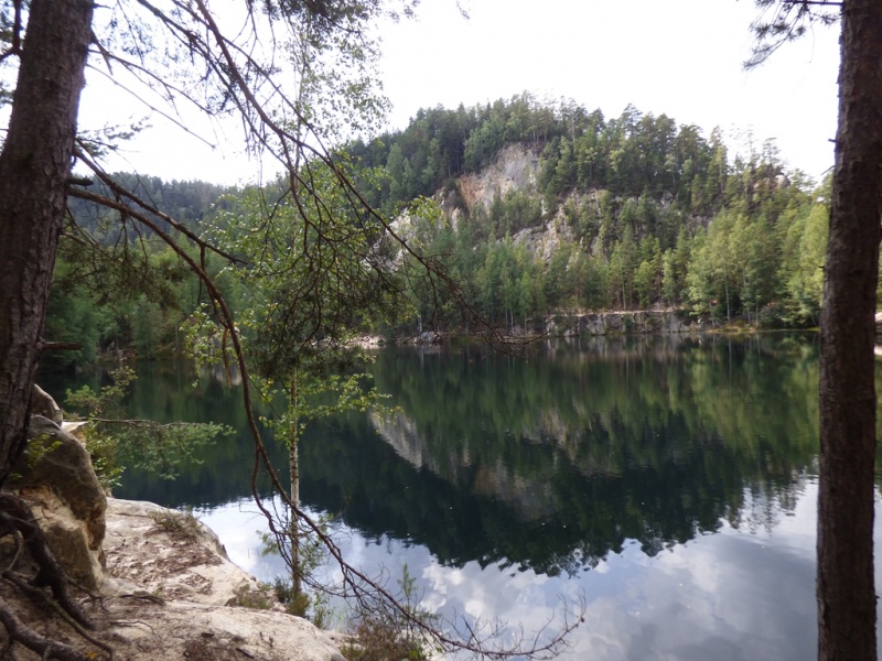 Kolejne fotki obrazujące polodowcowe jezioro i jego okolice w Skalnym Mieście  