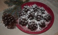 Szyszki na świątecznym stole!  - szyszki;szyszka jadalna;słodkie;pyszne;deser;czekolada;leśne szyszki;jak prawdziwe; herbatniki;kakao;masło; czekoladowe muszelki;płatki;chrupiące;święta