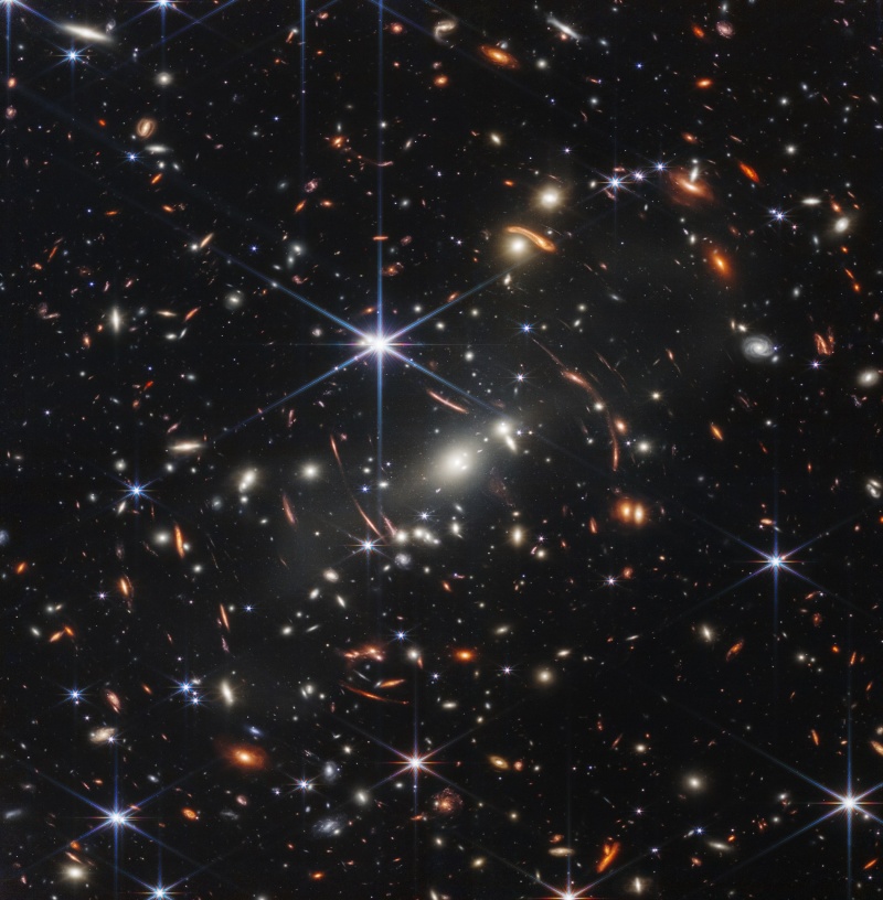 Pierwsze zdjęcie - głębokie pole z bardzo odległymi galaktykami (źródło: nasa.gov)  