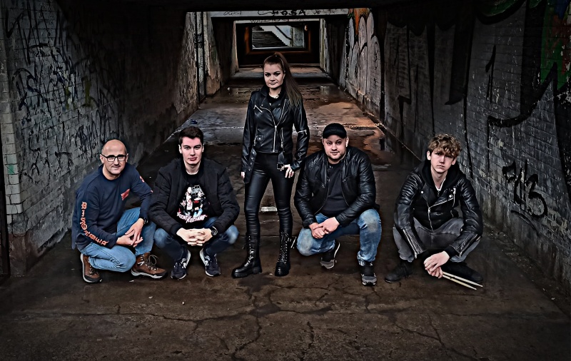 Zespół Black Roses - od lewej Tomek Maciejewski, Jacek Kuziak, Dorota Śnieżka, Marcin Śnieżka i Robert Jurczak (fot. materiały promocyjne)  