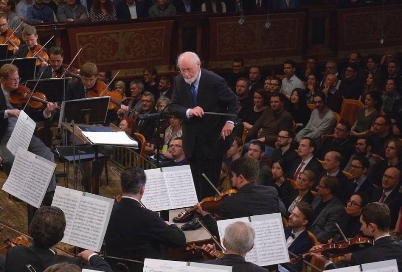 John Williams dyryguje Orkiestrą Filharmoników (fot. youtube/screenshot)  