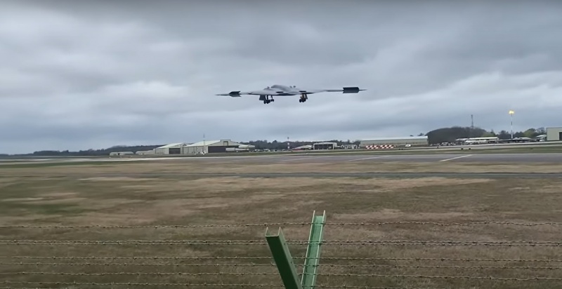 Bombowiec Northrop B-2 Spirit podchodzący do lądowania (fot. youtube/screenshot)  