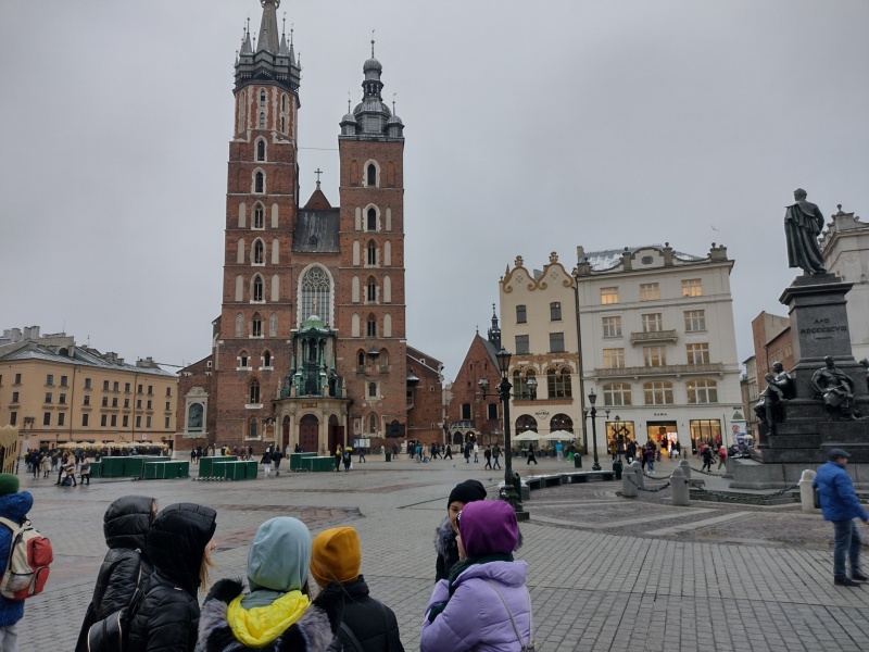 Rynek w Krakowie, w tle majestatyczny Kościół Mariacki (fot. PJ)  