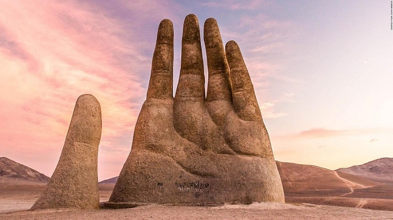 Gigantyczna dłoń (źródło: www.discoverytheworld.com)  