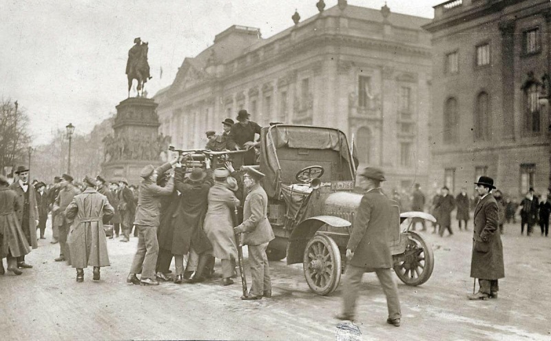 Berlin roku 1918 (źródło: www.flickr.com/photos/8725928@N02/6941425104)  Janwillemsen/Creative Commons license