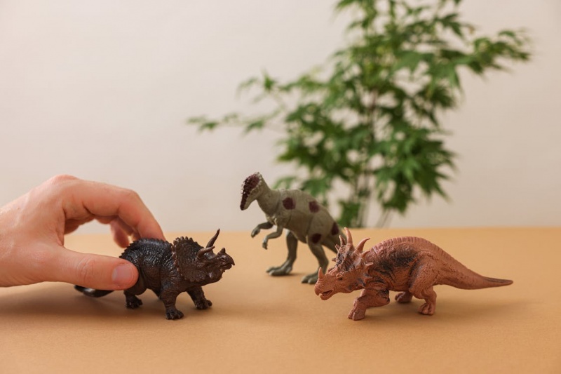 Zabawa figurkami dinozaurów (fot. pexels.com/ Cup of Couple)  