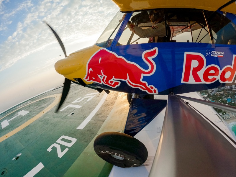 Łukasz Czepiela podchodzi do lądowania (źródło: Red Bull Content Pool/fot. Mihai Stetcu)  