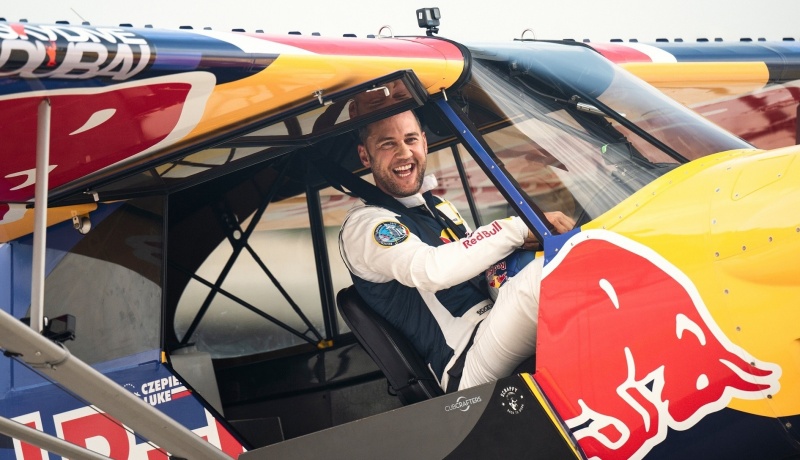 Łukasz Czepiela  w swoim samolocie Edge (źródło: Red Bull Content Pool/fot. Mihai Stetcu)  