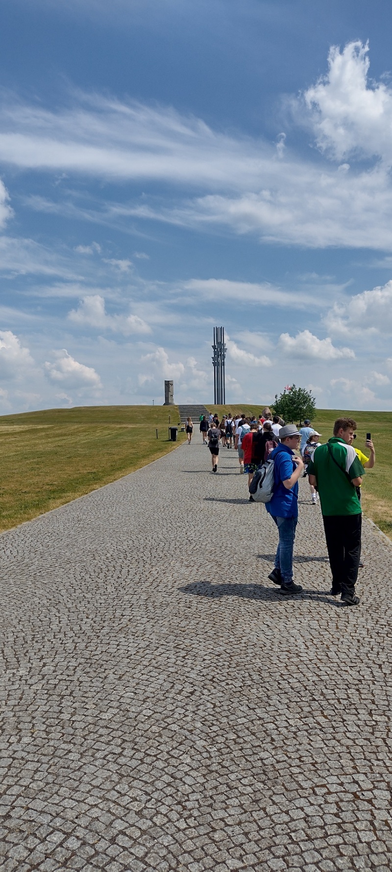 Spacer w kierunku Pomnika Zwycięstwa Grunwaldzkiego i Pól Grunwaldu (fot. PJ)  
