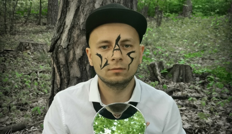 Łukasz Kamyk Kamiński w swoim "Lesie" kusi na całego (fot. materiały promocyjne)  