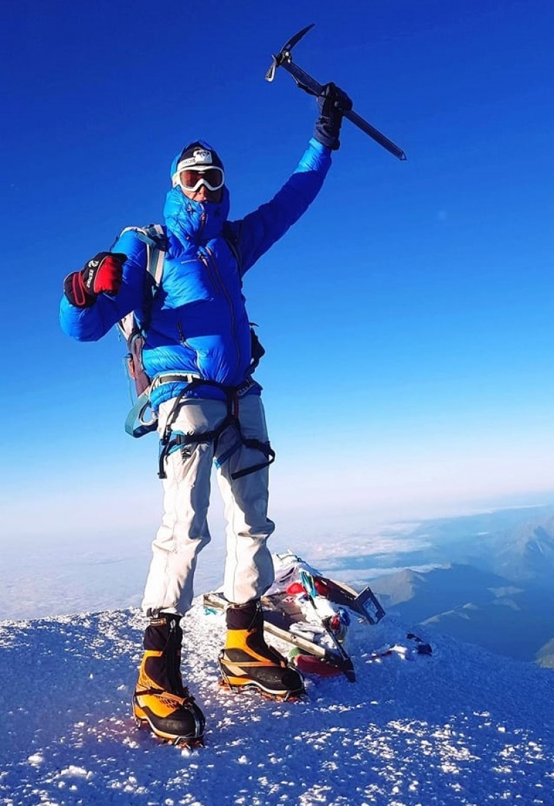 Mateusz Strupiński na szczycie Mount Elbrus (fot. materiały prywatne/FB)  