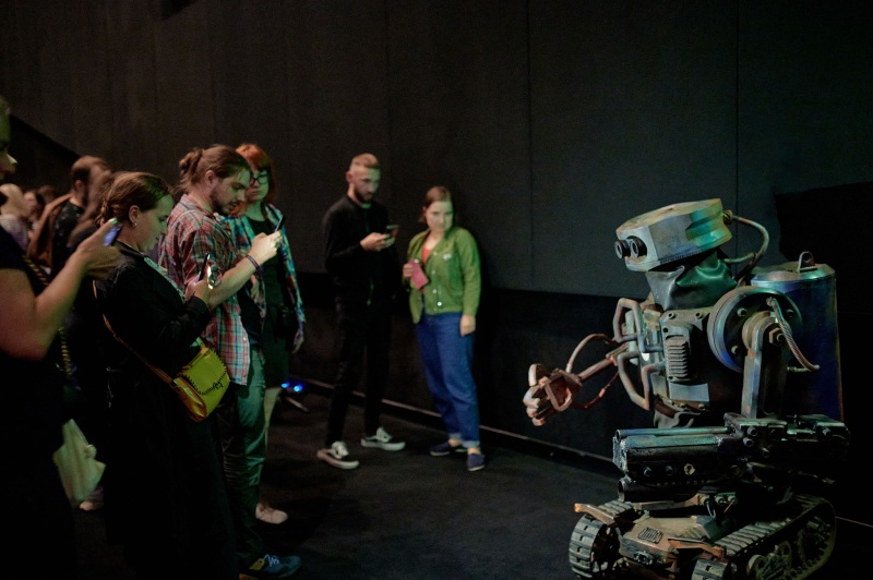 Robot rozdaje autografy na 6. Octopus Film Festival - dzień 1 (fot. Michał Algebra/materiały prasowe)  