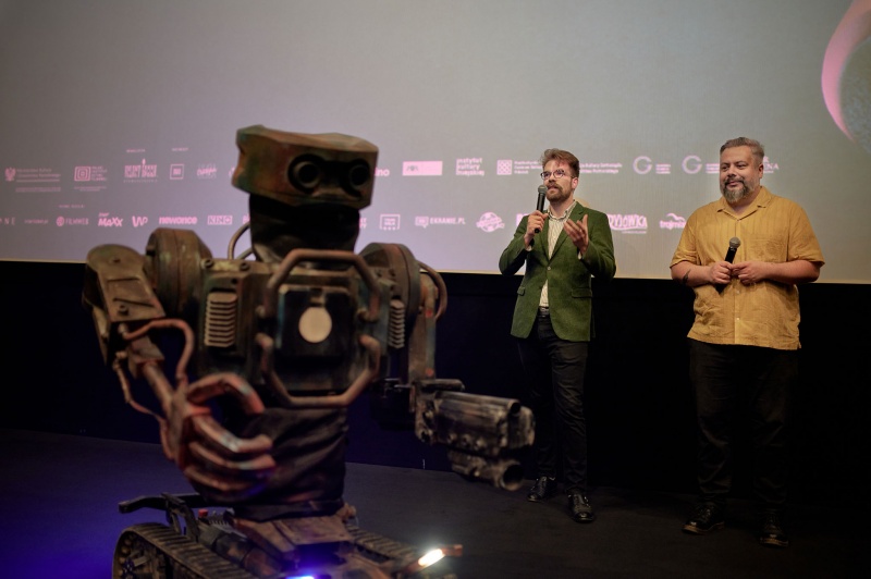 Robot i Reżyser filmu otwarcia: 6. Octopus Film Festival - dzień 1 (fot. Michał Algebra/materiały prasowe)  