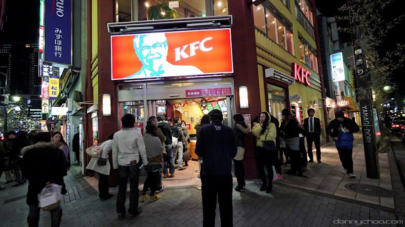 Kolejka do KFC w Japonii podczas Bożego Narodzenia (źródło: www.flickr.com/photos/dannychoo)  
