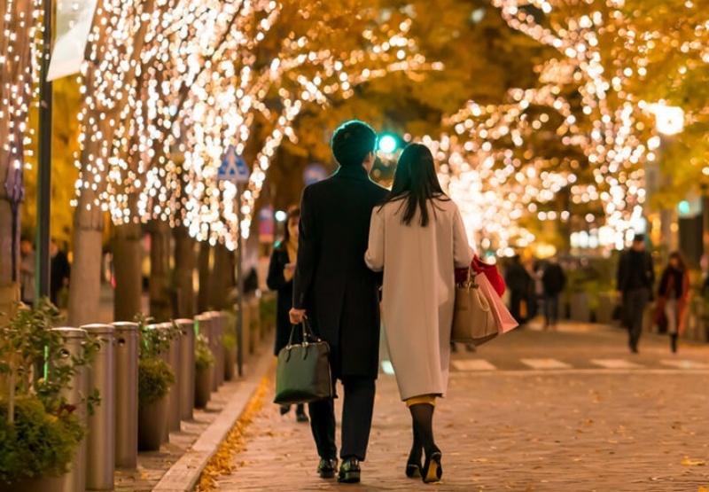 Zakochana para w trakcie świątecznego spaceru  