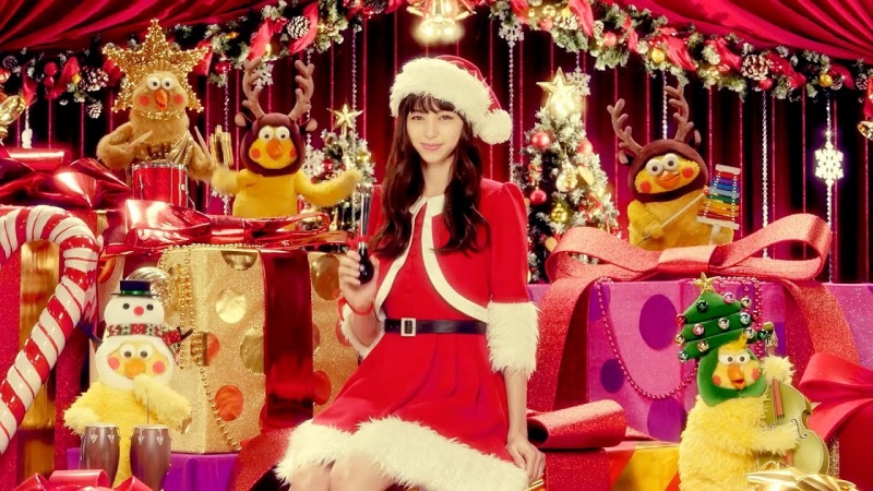 Młoda Japonka uwielbia świąteczne dekoracje (fot. youtube/screenshot)  