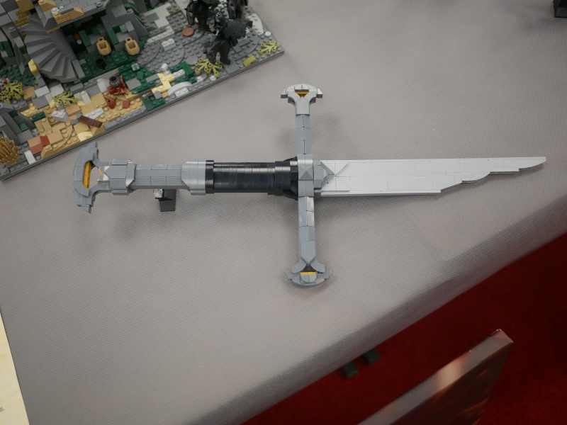 Zniszczony miecz, ale bez obaw, jest z LEGO, więc można go odbudować... znaczy z powodzeniem przekuć!  
