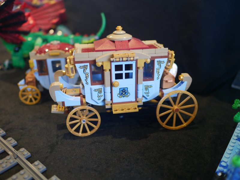 A może wróżka Chrzestna zbudowała karocę dla Kopciuszka z LEGO, a nie stworzyła z dyni?   