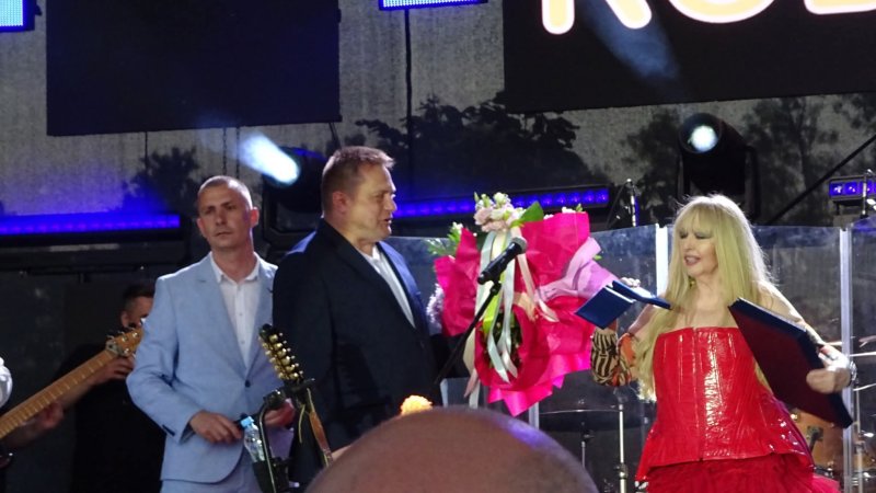 Koncert Maryli Rodowicz w Parku na Słodowie - wręczenie kwiatów (fot. Anna Ciesielska)  