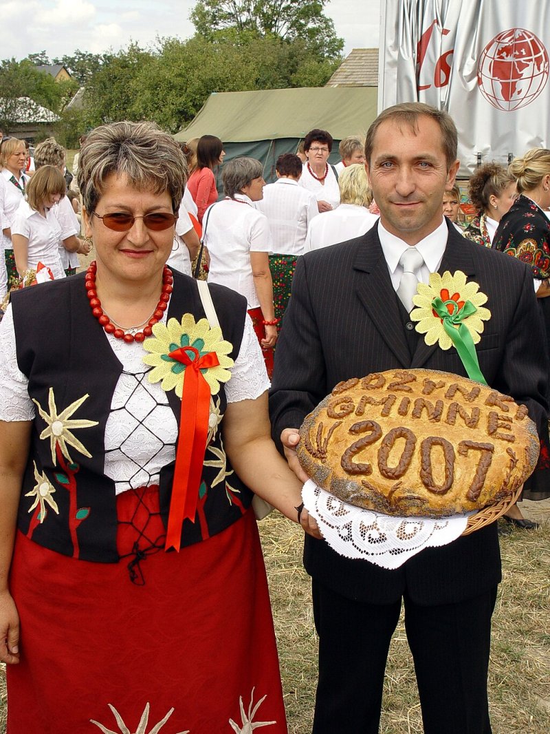 Nowy Folwark 2.09.2007, Dożynki gminne, Starości i bochen dożynkowy (fot. wikimedia.org)  
