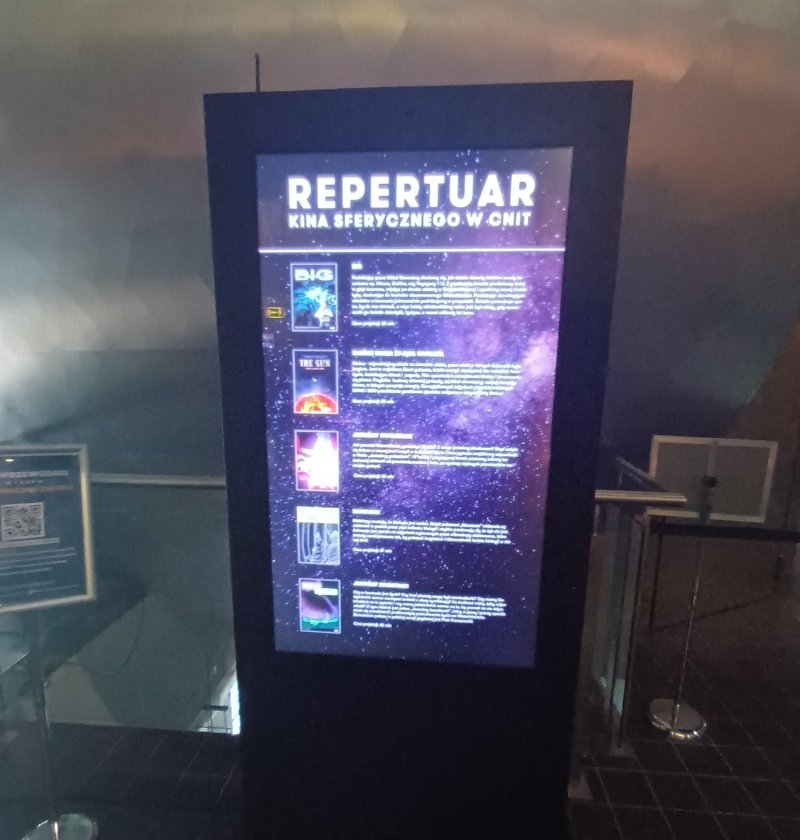 Centrum Nauki i Techniki w Łodzi - repertuar kina w sferycznej kuli (fot. PJ)  