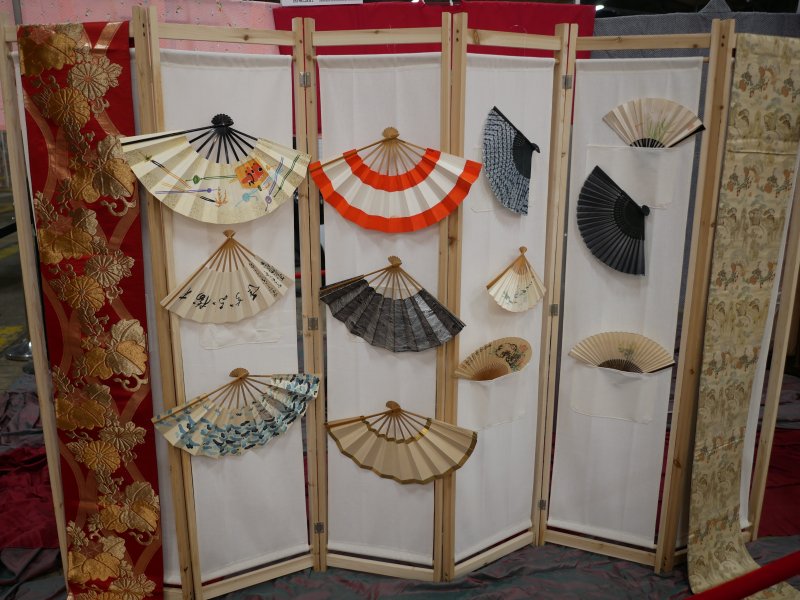 Tradycyjne wachlarze japońskie - różne kolory oraz symbole.   
