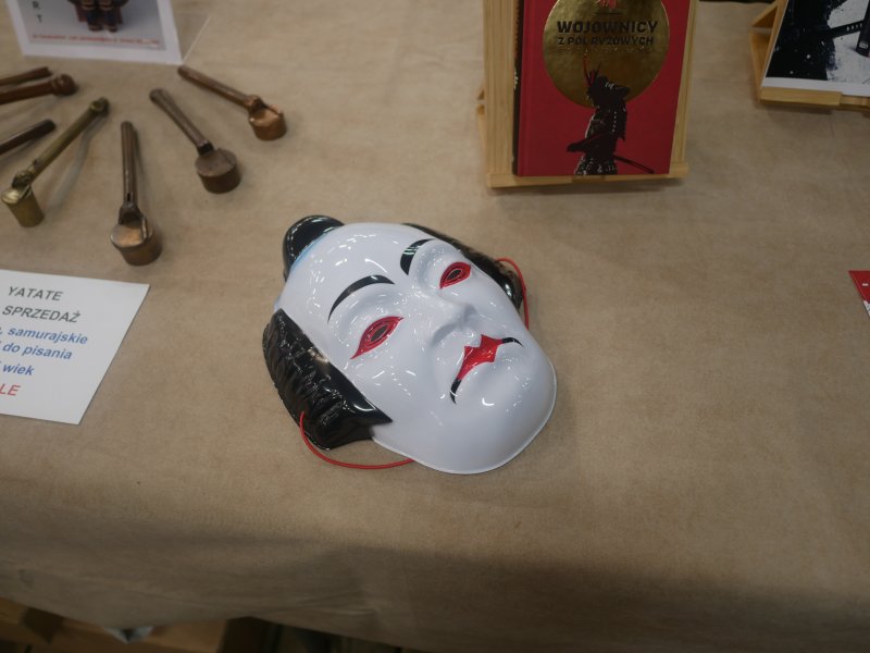 Nie podoba mi się wyraz tej maski. Jakby była zniesmaczona...  