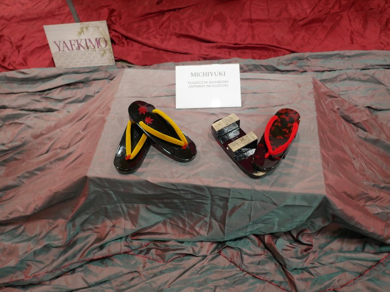 Japońskie kapcie. Wyobrażacie sobie chodzić w czymś takim codziennie po domu?  