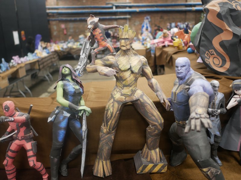 Tylko co tam robi ten czerwony błazen, znaczy się Deadpool?  