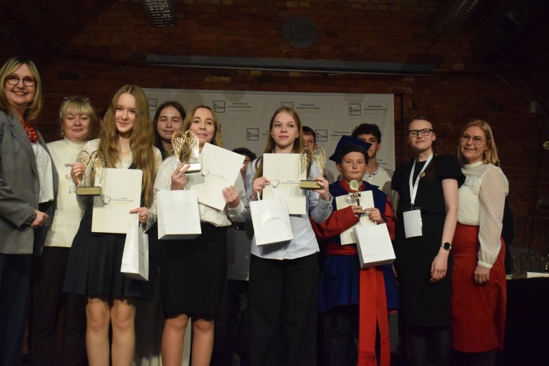 Gala - II Ogólnopolski Konkurs Recytatorski „Budujemy mosty – SŁOWEM” - laureaci (fot. PJ)  