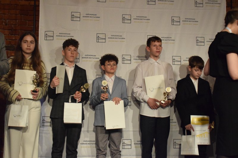 Gala - II Ogólnopolski Konkurs Recytatorski „Budujemy mosty – SŁOWEM”: nagrodzeni (fot. PJ)  