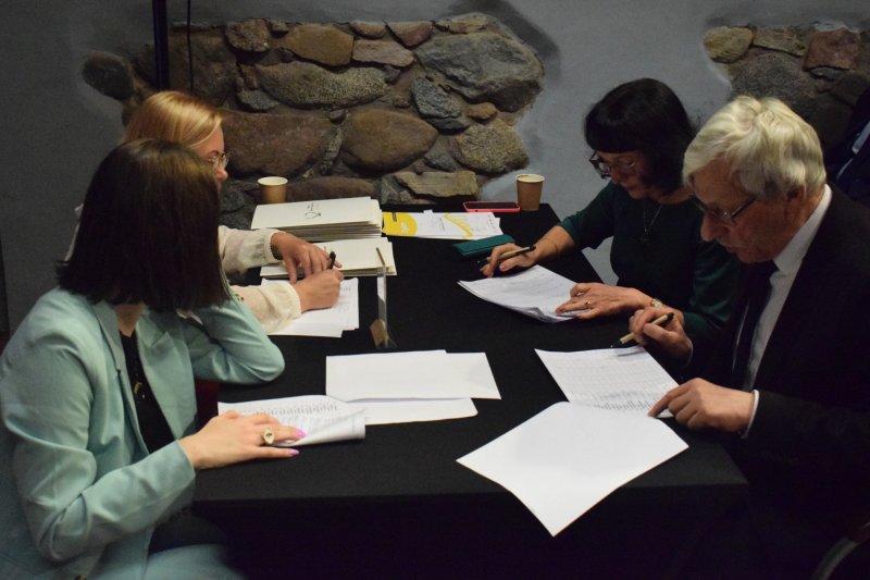 Gala - II Ogólnopolski Konkurs Recytatorski „Budujemy mosty – SŁOWEM” - jury obraduje (fot. PJ)  