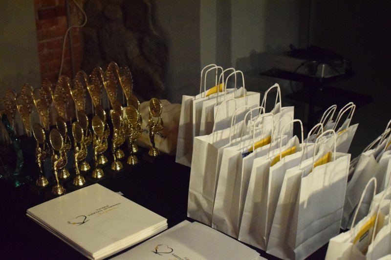 Gala - II Ogólnopolski Konkurs Recytatorski „Budujemy mosty – SŁOWEM”  - nagrody (fot. PJ)  