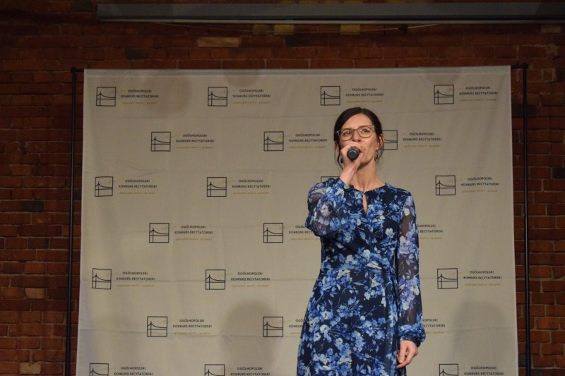 Gala - II Ogólnopolski Konkurs Recytatorski „Budujemy mosty – SŁOWEM”: występ Pauliny Kozłowskiej (fot. PJ)  