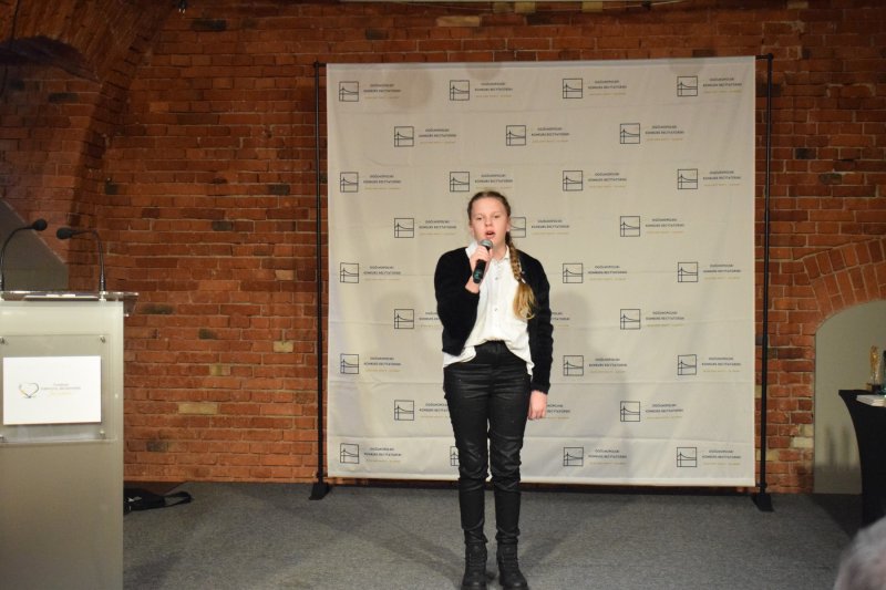 Gala - II Ogólnopolski Konkurs Recytatorski „Budujemy mosty – SŁOWEM” : na scenie Bianka Berezowska (fot. PJ)  